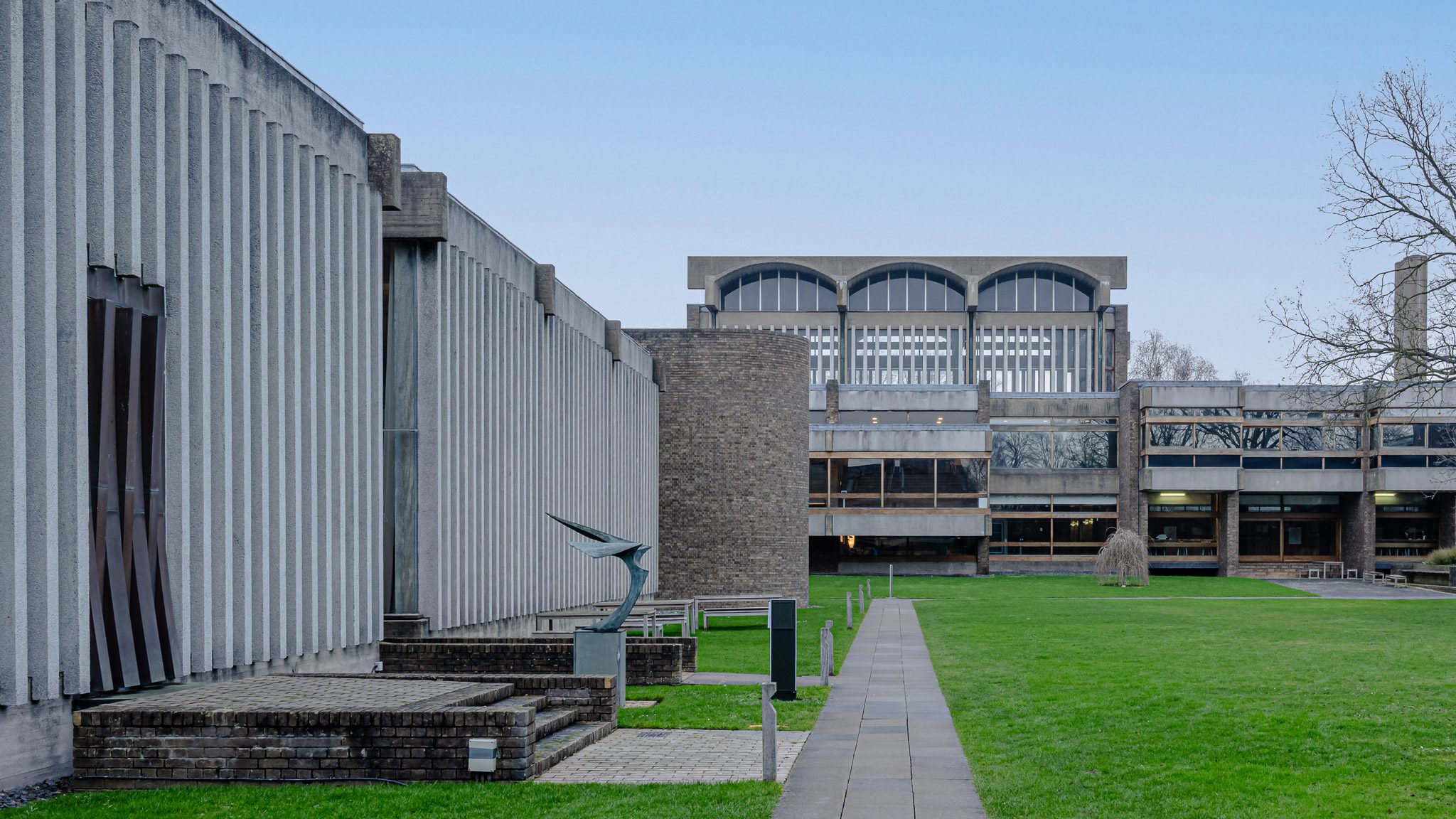 Chapel and courts with a fluted concrete wall, Churchill College