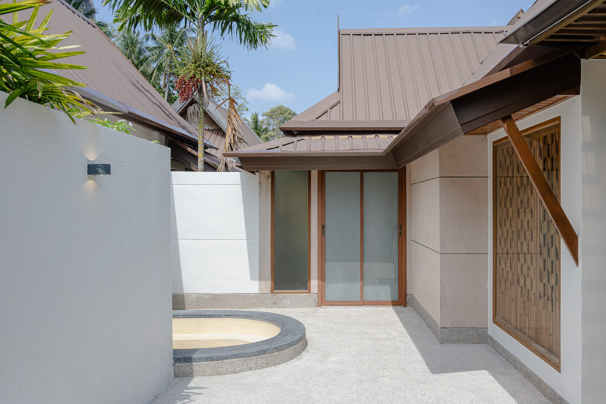 Private villa courtyard with plunge pool, Thai Cottage